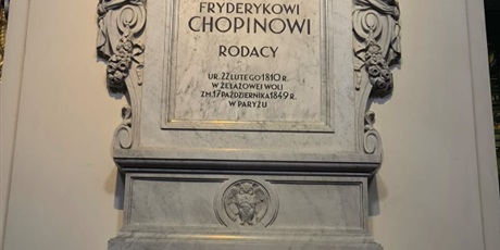 Powiększ grafikę: Uczniowie podczas wycieczki