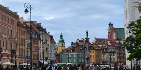 Powiększ grafikę: Uczniowie podczas wycieczki