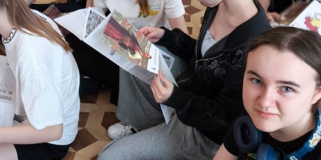 Powiększ grafikę: Uczniowie na wycieczce