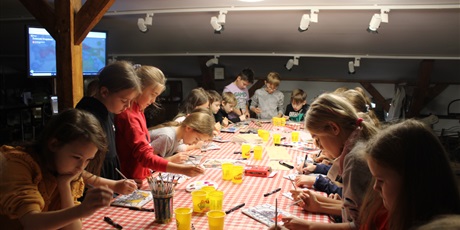Powiększ grafikę: Dzieci w trakcie warsztatów malowania na szkle 
