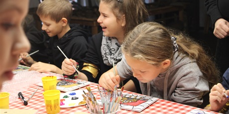 Powiększ grafikę: Dzieci w trakcie warsztatów malowania na szkle 
