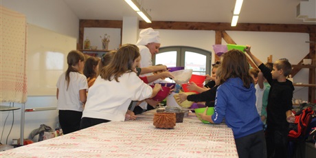 Powiększ grafikę: Dzieci w trakcie warsztatów pieczenia chleba