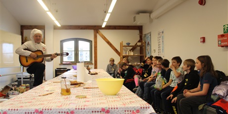 Powiększ grafikę: Dzieci w trakcie warsztatów kulinarnych