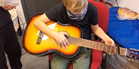 Powiększ grafikę: Uczeń z gitarą