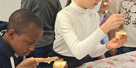 Powiększ grafikę: Dzieci w trakcie warsztatów pieczenia chleba