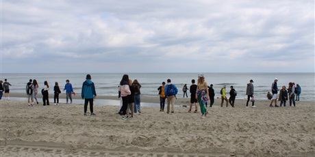 Powiększ grafikę: Grupa uczniów na plaży