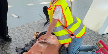 Powiększ grafikę: Dzieci podczas wycieczki