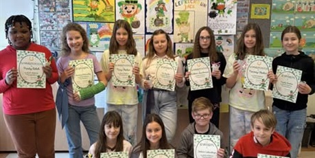 Powiększ grafikę: Uczniowie z dyplomami