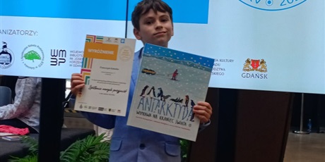 Powiększ grafikę: Uczeń podczas gali w ECS