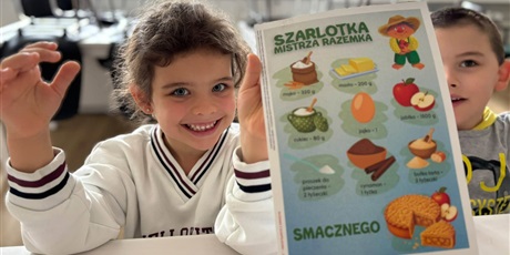 Powiększ grafikę: Dzieci podczas zajęć w pracowni kulinarnej.