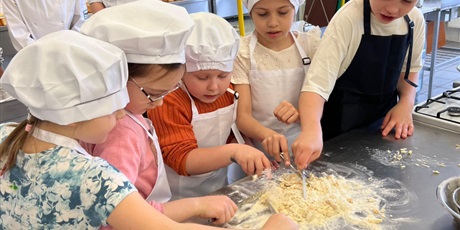 Powiększ grafikę: Dzieci podczas zajęć