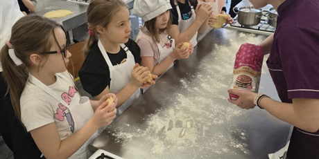 Powiększ grafikę: Dzieci podczas zajęć