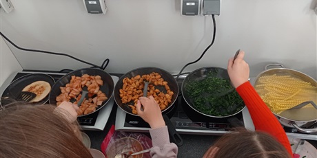 Powiększ grafikę: Zajęcia kulinarne w klasie 5a