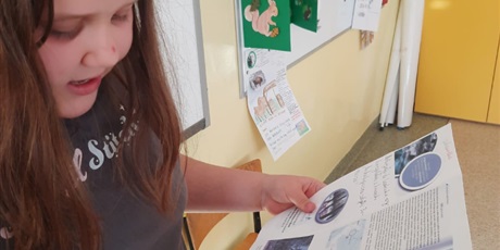 Powiększ grafikę: Uczniowie podczas prezentacji prac.