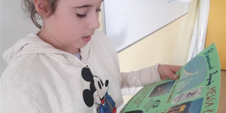 Powiększ grafikę: Uczniowie podczas prezentacji prac.