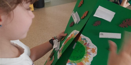 Powiększ grafikę: Uczniowie podczas prezentacji prac.