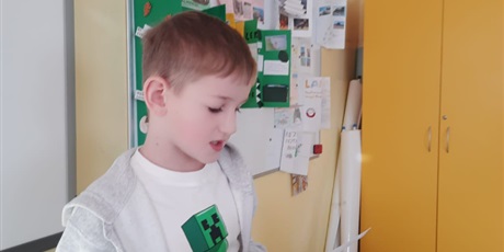 Powiększ grafikę: Uczniowie podczas prezentacji prac.