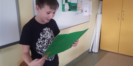 Powiększ grafikę: Uczniowie podczas prezentacji prac.