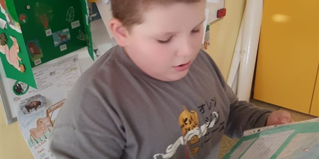 Powiększ grafikę: Uczniowie podczas prezentacji prac.