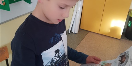 Powiększ grafikę: Uczniowie podczas prezentacji prac.