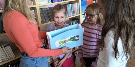 Powiększ grafikę: Zajęcia w bibliotece szkolnej