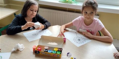 Powiększ grafikę: Dzieci podczas zajęć.
