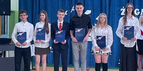 Powiększ grafikę: zakonczenie-roku-szkolnego-klas-osmych-629813.jpg