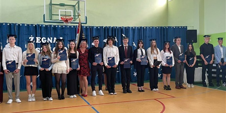 Powiększ grafikę: zakonczenie-roku-szkolnego-klas-osmych-629831.jpg