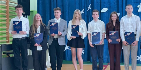 Powiększ grafikę: zakonczenie-roku-szkolnego-klas-osmych-629833.jpg