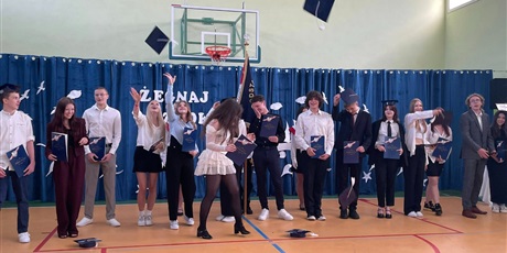 Powiększ grafikę: zakonczenie-roku-szkolnego-klas-osmych-629835.jpg