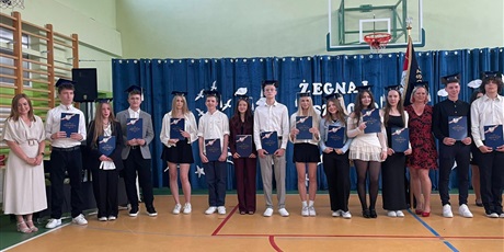Powiększ grafikę: zakonczenie-roku-szkolnego-klas-osmych-629839.jpg