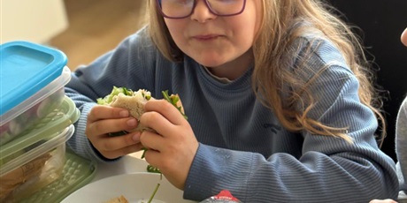 Powiększ grafikę: zdrowe-i-kolorowe-kanapki-682144.jpg