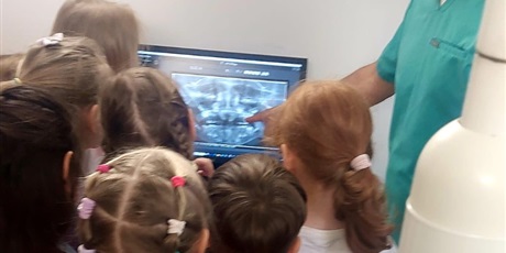 Powiększ grafikę: Zerówka z wizytą w gabinecie stomatologicznym