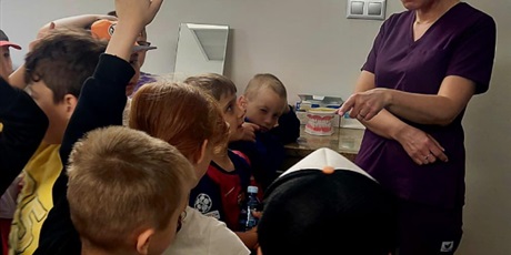 Powiększ grafikę: Zerówka z wizytą w gabinecie stomatologicznym