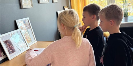 Powiększ grafikę: Uczniowie biorący udział w zabawie