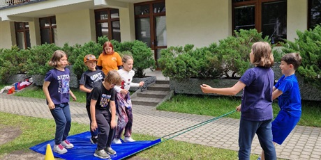 Powiększ grafikę: Dzieci na wycieczce
