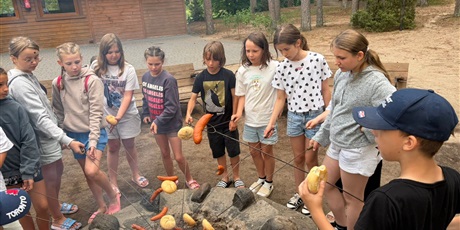 Powiększ grafikę: Uczniowie podczas wycieczki