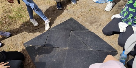 Powiększ grafikę: Uczniowie podczas wycieczki