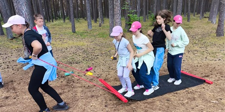 Powiększ grafikę: Uczniowie podczas wycieczki