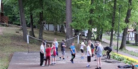 Powiększ grafikę: Uczniowie na wycieczce