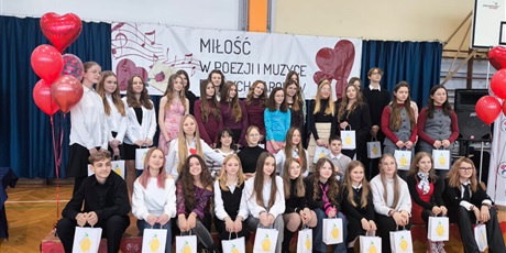 Powiększ grafikę: Uczennice na konkursie.