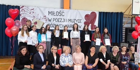 Powiększ grafikę: Uczennice na konkursie.