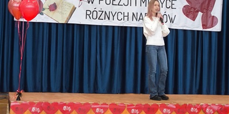 Powiększ grafikę: Uczennice na konkursie.