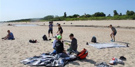 Powiększ grafikę: Grupa dzieci bawiących się na plaży