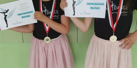 Powiększ grafikę: Mai i Emilki z klasy 1a z medalami